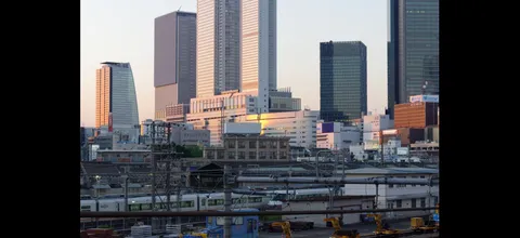 都会の黄昏、列車とビル群