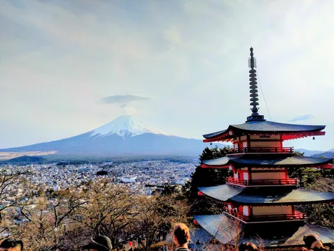 雄大な富士と朱色の塔