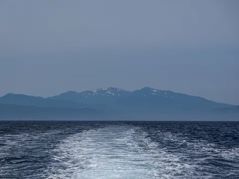 波間に見る雄大な山々