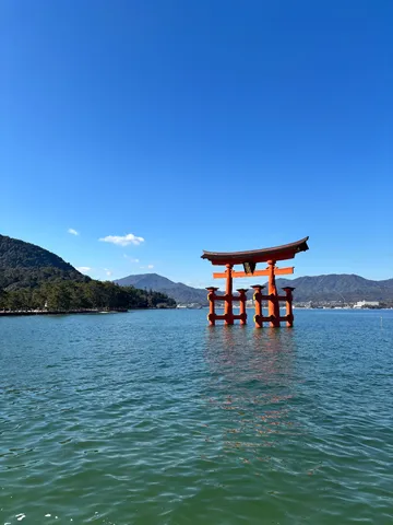 海に佇む朱の鳥居