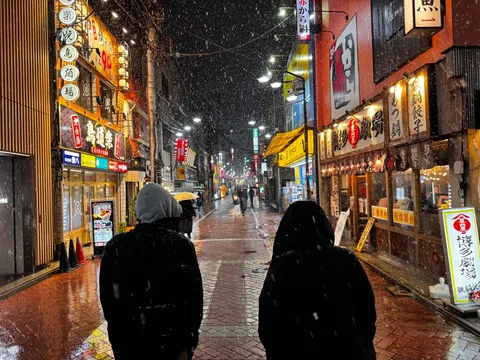 雪が舞う夜の繁華街