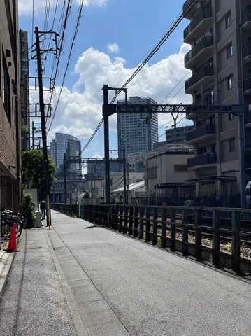 都市の空と複雑な線