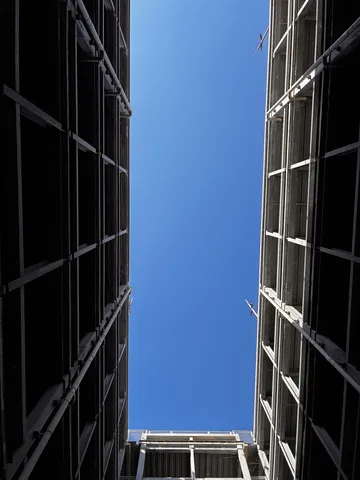 青空と金属の縁