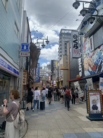 賑わいの路地裏、夏日和