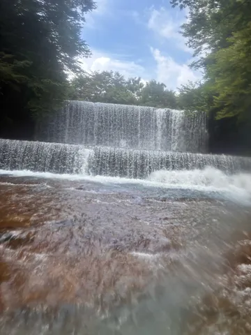 水しぶきが織りなす、段々瀑布の癒やし