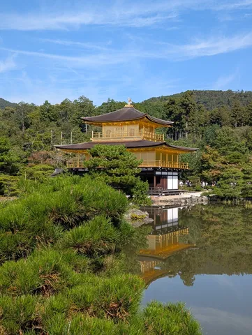 金色の輝きと静かな水面