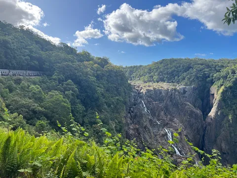 緑深き谷を走る列車、滝の絶景