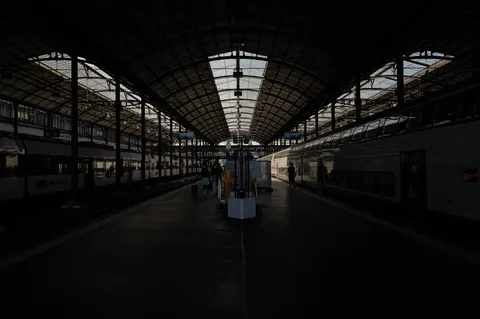 夜の駅に浮かぶ静かな光景