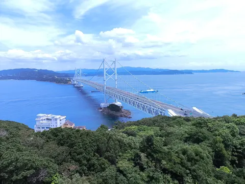 海と空と巨大な橋