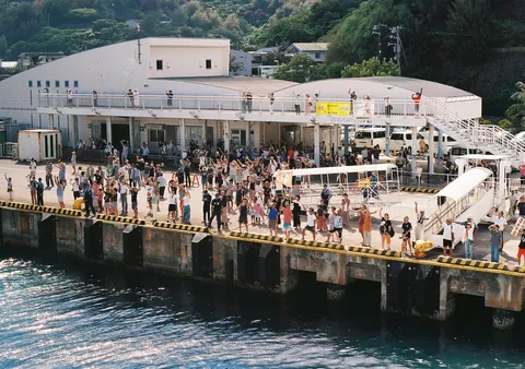旅立ちを見送る港