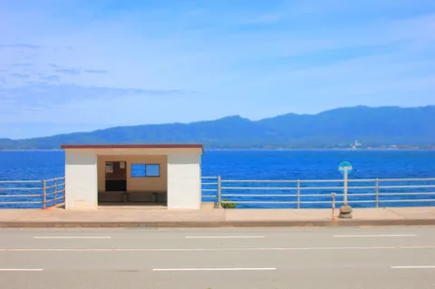 海辺の休憩所と青い海