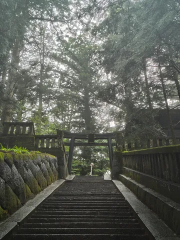 霧雨に佇む古の参道