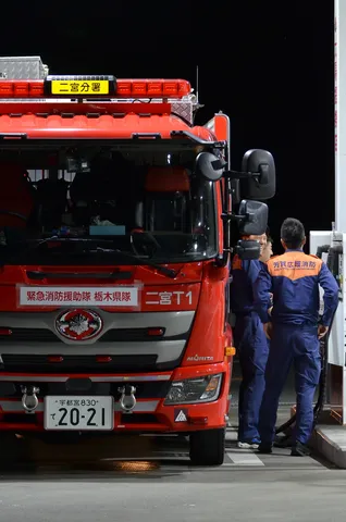 夜の緊急車両、一瞬の静寂