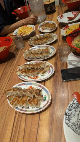 餃子と食卓の賑わい