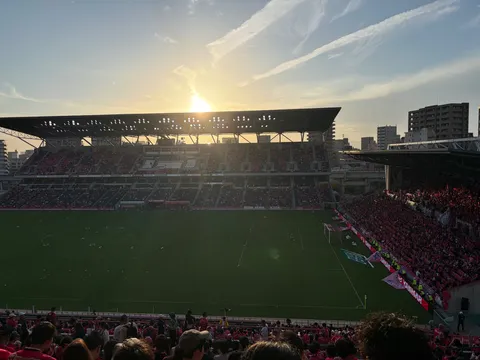 夕陽に照らされるスタジアム