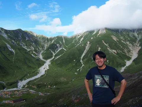 雲海と山の麓に広がるテント村