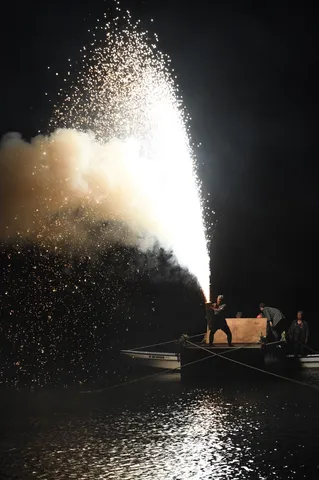 夜空を彩る爆炎、水面の反射
