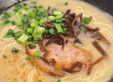 食欲そそる、魅惑の叉焼麺