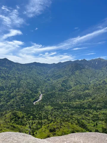青空と山脈の静かな流れ