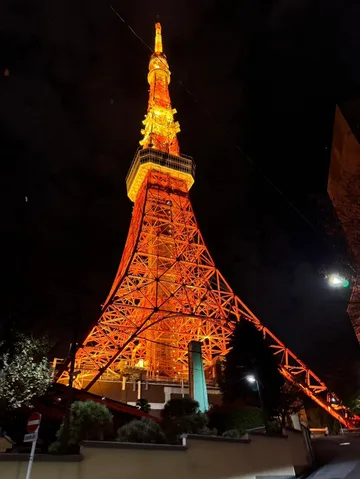 夜空に立つオレンジの塔