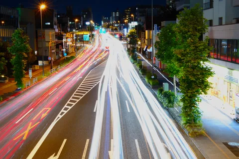 夜の車列が描く街の光