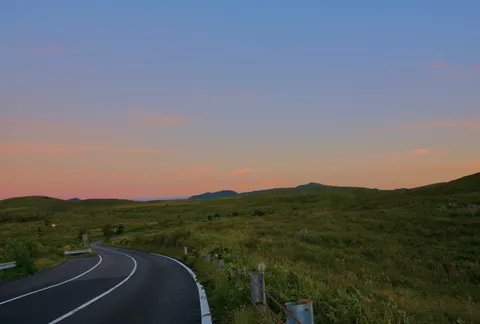 夕暮れの曲がり道風景