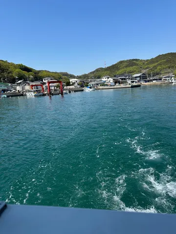 海辺の風景と鳥居
