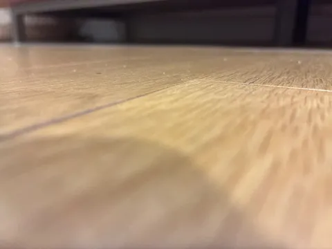 フロアのささやかな表情