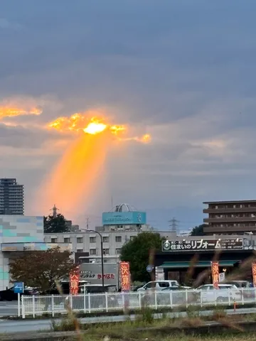 空を割る金色の光