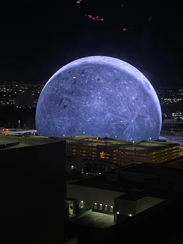 夜空に浮かぶ巨大な月