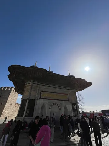 青空と歴史的建造物、活気ある広場