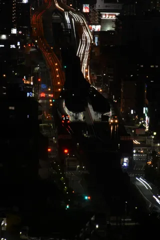 闇夜を駆ける光の軌跡
