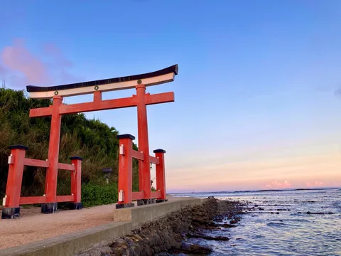 潮風と鳥居の夕景