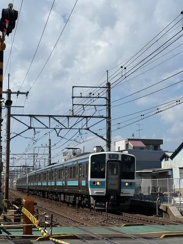 踏切を行く日常の電車