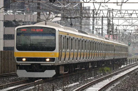 雨粒と黄色の電車