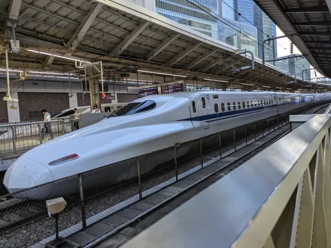 駅に佇む白い流線