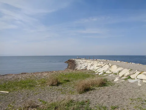 青い海と灯台への道