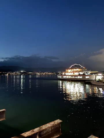 夜風と光を結ぶ船影