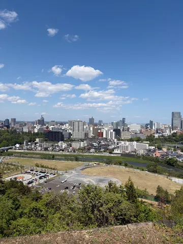 青空と街並み、広がる緑