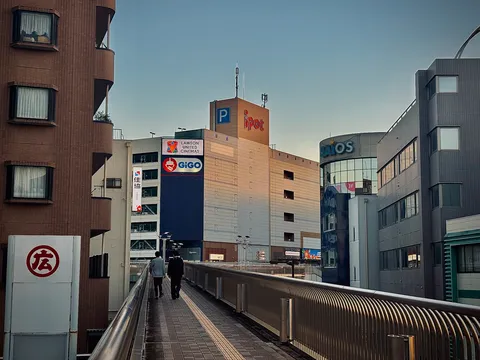 渡り廊下の都市風景