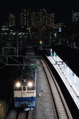 都会の夜を走る電車の灯り