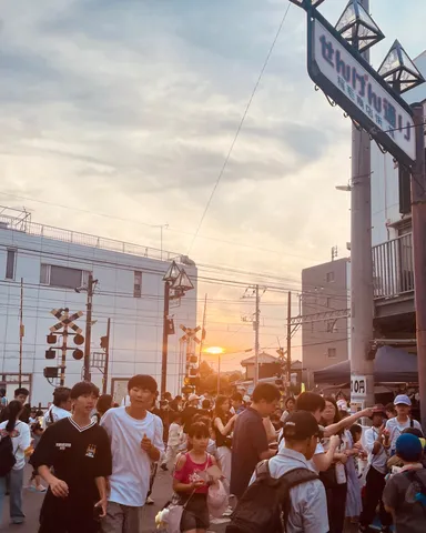 夕暮れに賑わう商店街