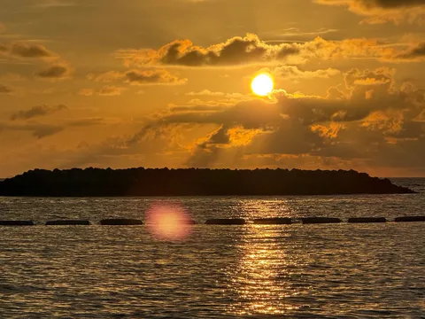 夕陽が創り出す光の波紋