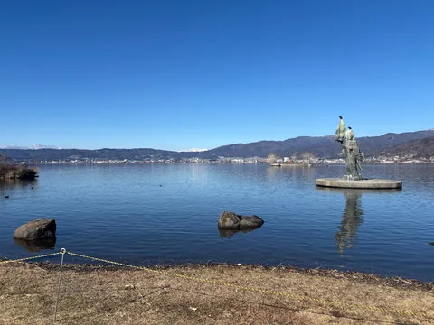 湖上の像と静かな水面