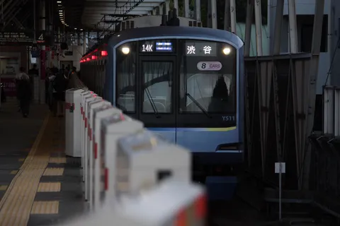 夜の駅、青い電車の静寂