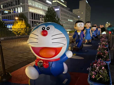 ドラえもん、夜の街角に立つ
