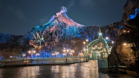 火山の夜景に輝く、冒険の入り口