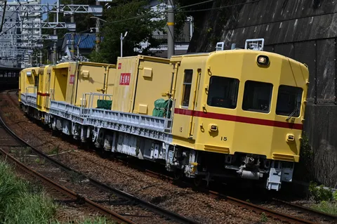 黄色い列車、線路を駆ける