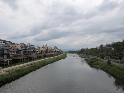 水辺に寄り添う家並みと空