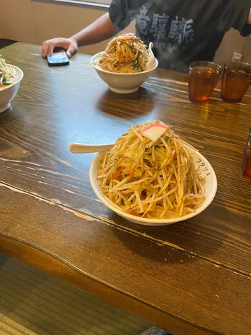 山盛りラーメンで腹ペコ解消